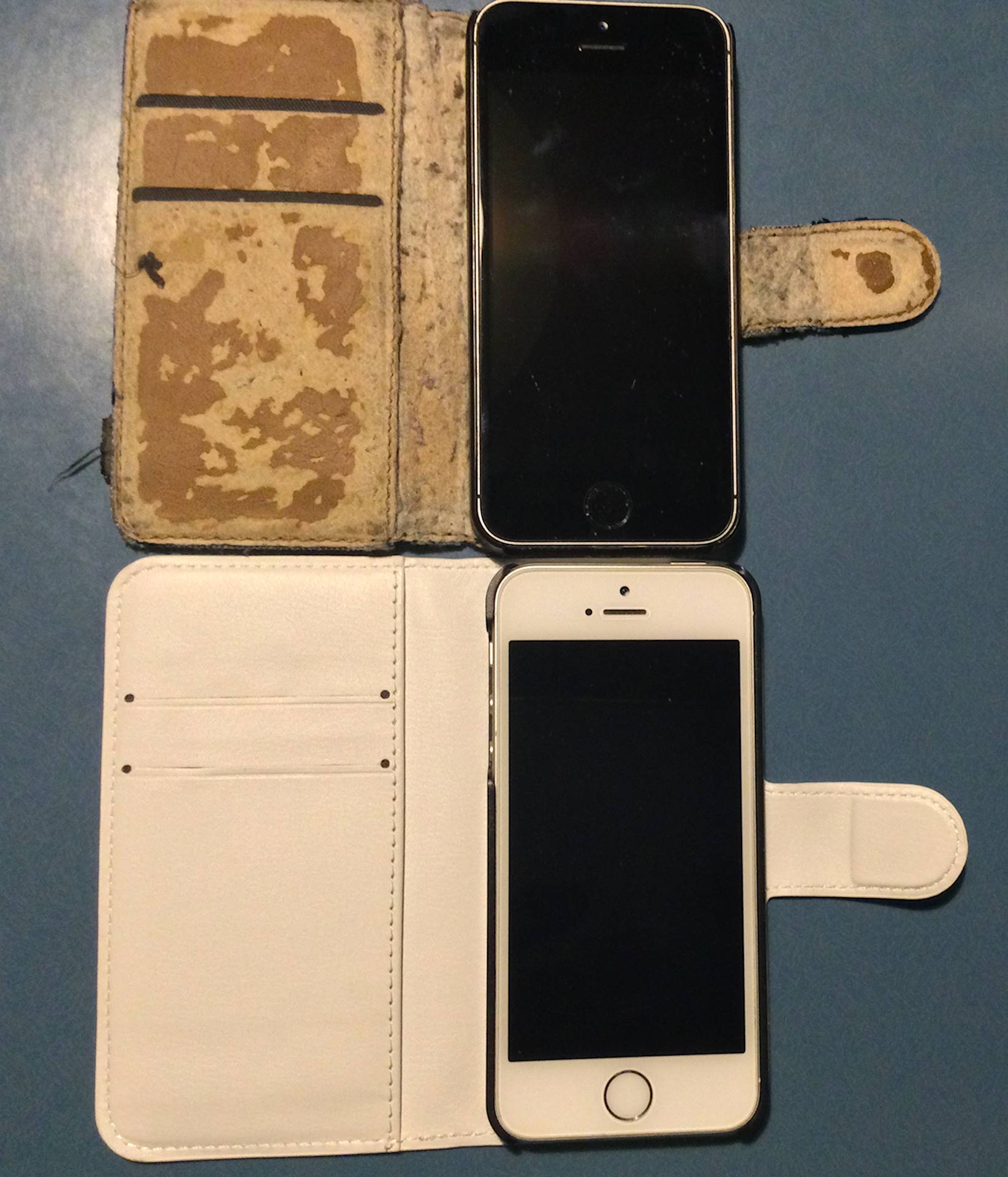 Mina två iPhone-telefoner: 5s och SE [foto: Henrik Hemrin]