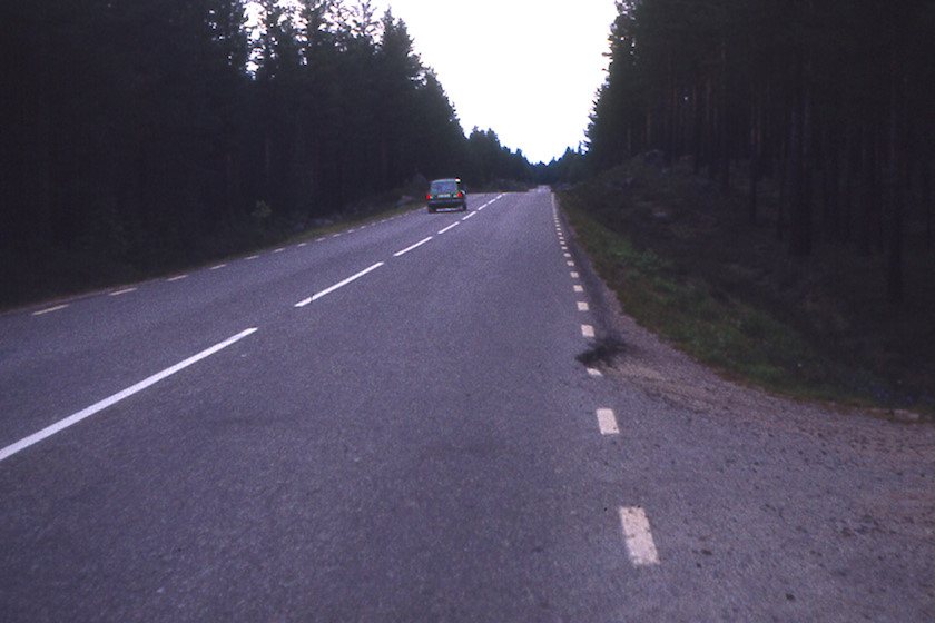 Det börjar skymma och bilarna blir färre och här står jag med tummen och ännu en bil håller ut och passerar och jag står kvar ensam (just denna bild har egentligen inte med att lifta att göra). [foto: Henrik Hemrin]