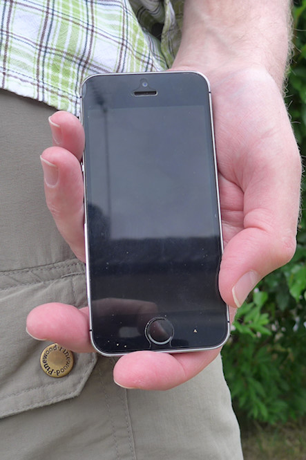 Apple iPhone 5s in my hand [photo: Henrik Hemrin]