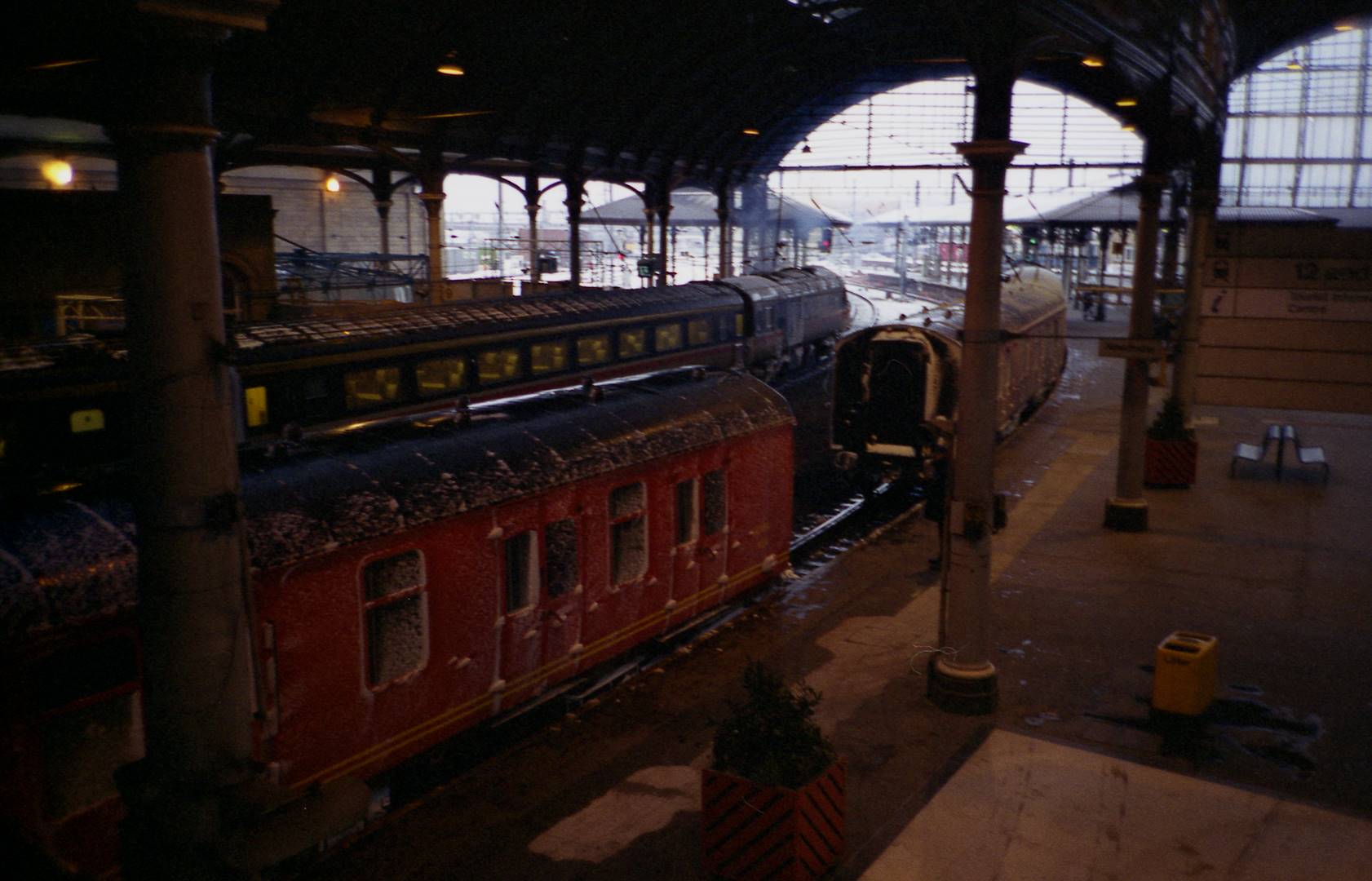 Newcastle railway station in arctic conditions 1991 [photo: Henrik Hemrin]