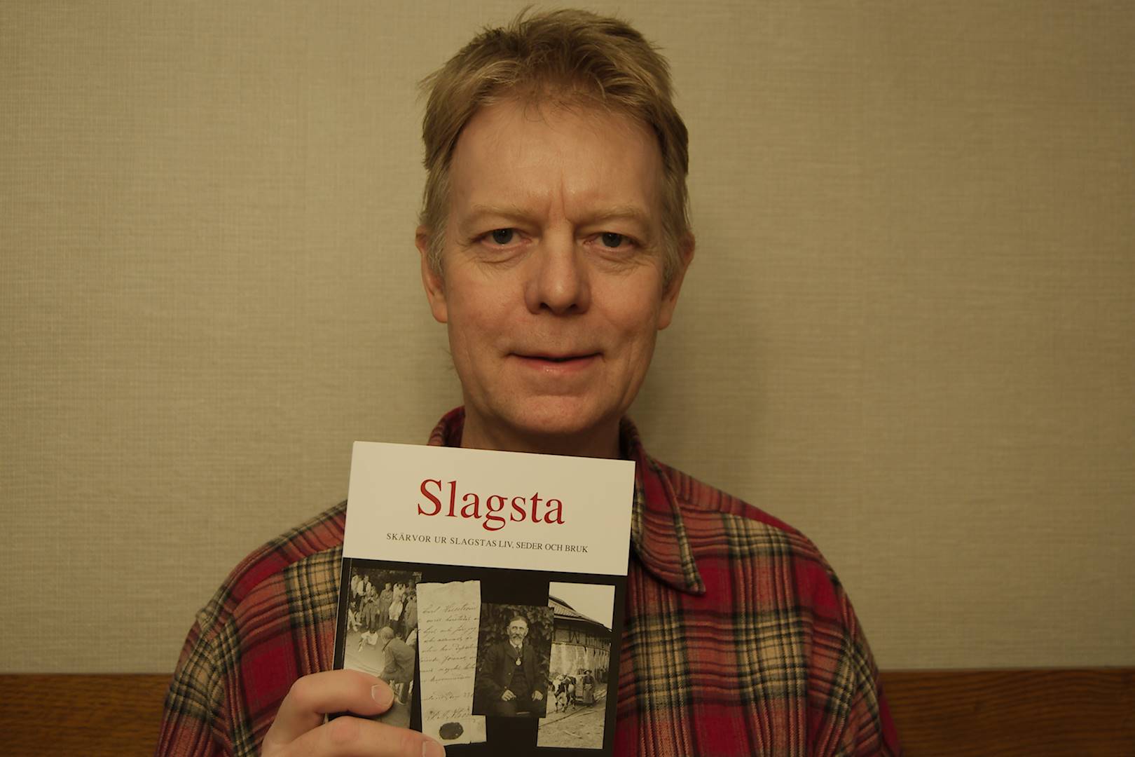 Boken om Slagsta, i min hand [foto: Henrik Hemrin]