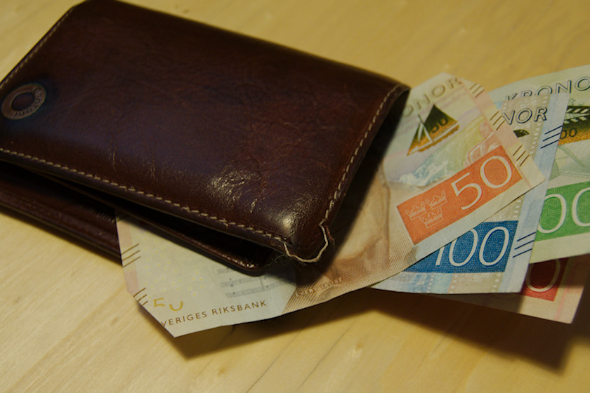 Aktier kan vara alternativ till att spara pengar i plånbok eller madrass [foto: Henrik Hemrin]