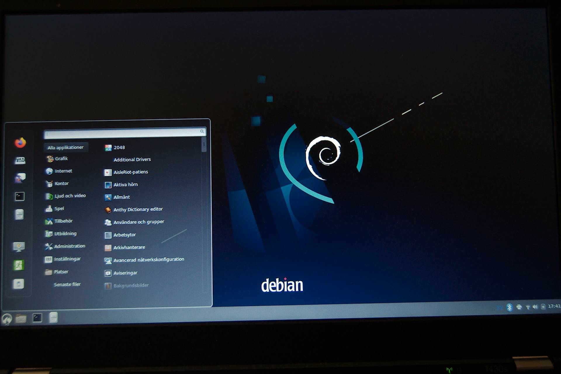 Debian 11 Bullseye with Cinnamon desktop on my T430s [photo: Henrik Hemrin]