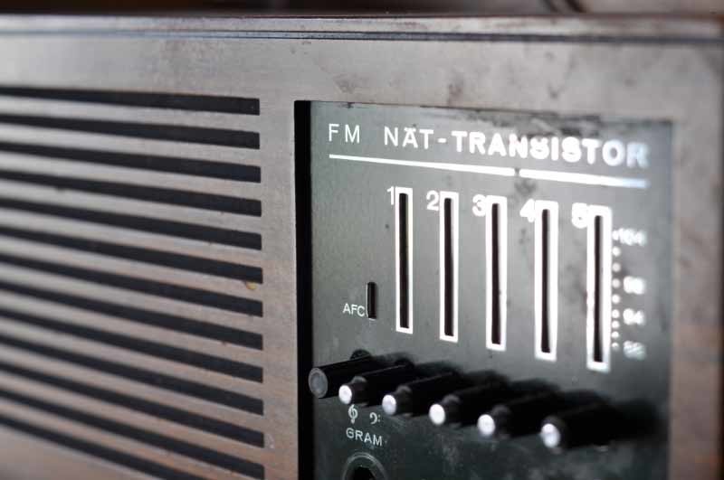 An old FM radio represents the engineering processes discussed in this article. Photo: Henrik Hemrin.
