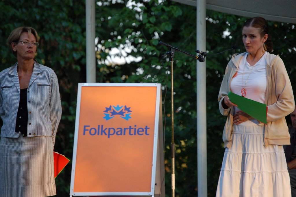 Gudrun Schyman och Birgitta Ohlsson i Linnéparken, Växjö. Foto: Henrik Hemrin